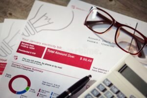 conto corrente postale con documenti e calcolatrice