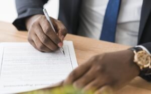 dipendente pubblico che firma contratto finanziario