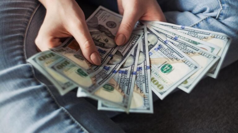 Come Ottenere Prestiti a Tasso Zero per Dipendenti Pubblici 15 dipendente pubblico che riceve prestito banca