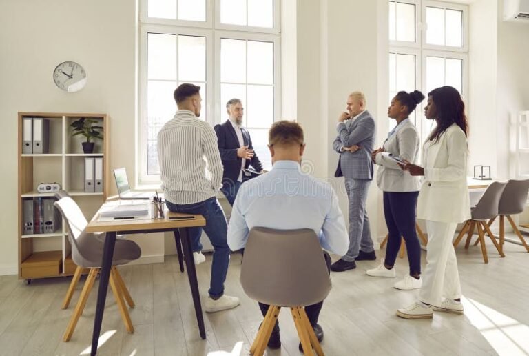 dipendenti che discutono davanti a un orologio gigante