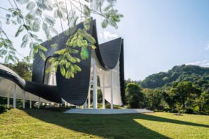 edificio moderno con certificato energetico visibile nel contesto