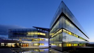 facciata moderna della sede alpha bank