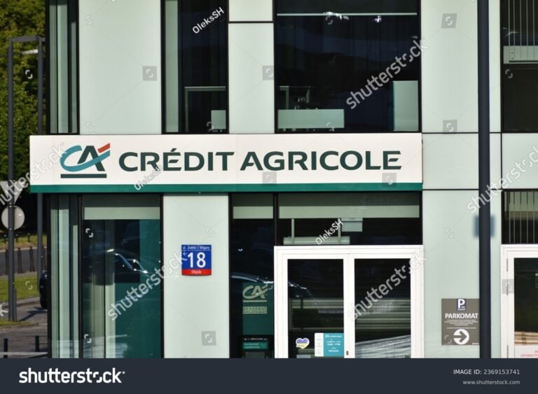 Quali servizi offre Credit Agricole nella filiale di Erba 4 facciata moderna filiale credit agricole erba