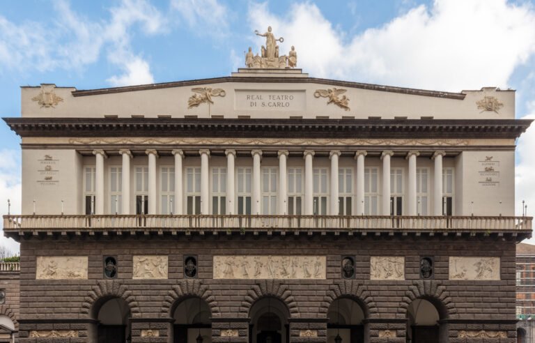 Cos’è il Teatro San Carlo di Napoli e quali spettacoli offre