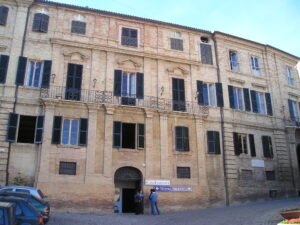 facciata storica della casa leopardi a recanati