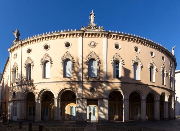 facciata storica teatro verdi padova vista frontale