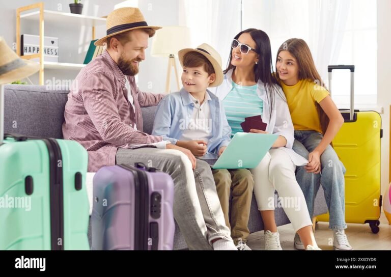 famiglia felice che compra biglietti online