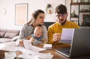 famiglia felice che pianifica il futuro finanziario