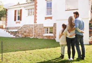 famiglia felice davanti a casa di proprieta