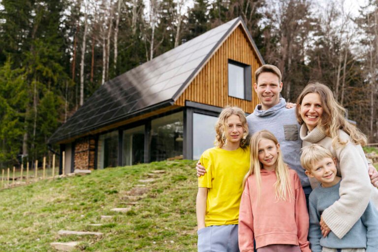 famiglia felice davanti a casa moderna