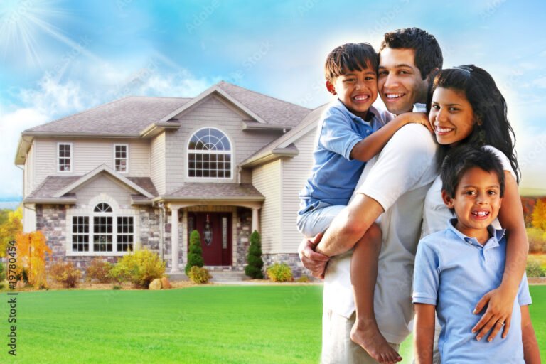 famiglia felice davanti a una casa nuova