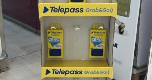 famiglia in auto con dispositivo telepass visibile
