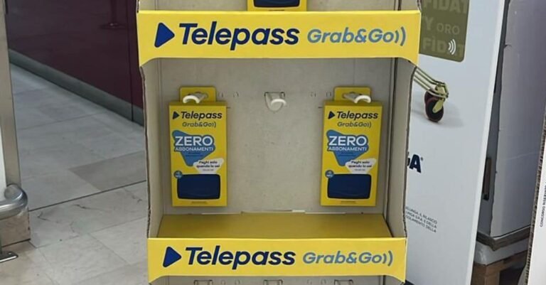 famiglia in auto con dispositivo telepass visibile