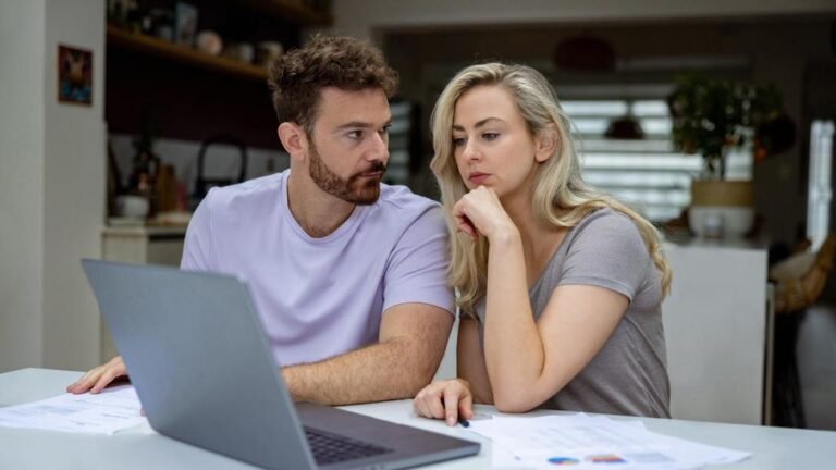 famiglia preoccupata con bolletta mutuo in mano