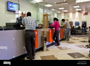filiale bancaria con clienti al banco