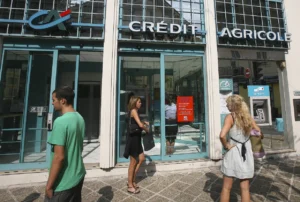 filiale credit agricole esterno con clientela