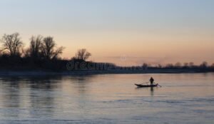 fiume po con barche e paesaggio naturale