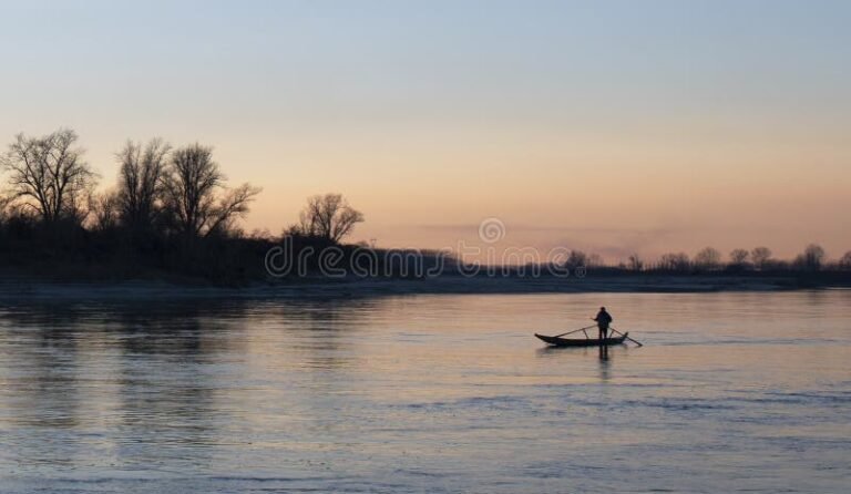 fiume po con barche e paesaggio naturale