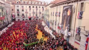 folla festante durante festa tradizionale italiana