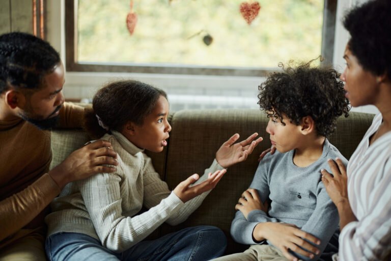 genitore e bambino che discutono serenamente insieme