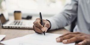 giovane che firma contratto di prestito
