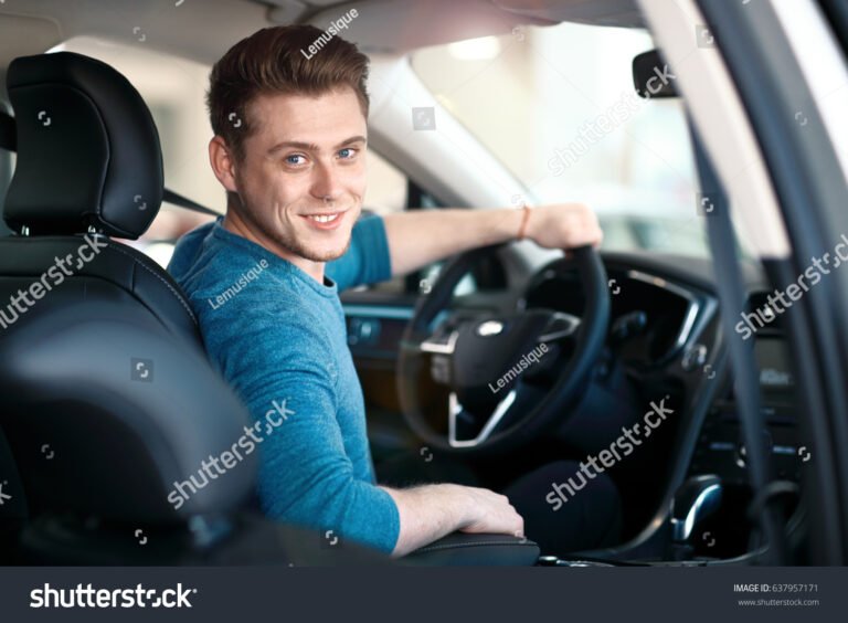 giovane guidatore al volante dellauto nuova