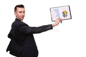 giovane imprenditore felice con grafici finanziari