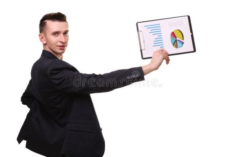 giovane imprenditore felice con grafici finanziari