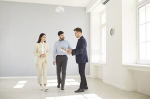 giovani coppie discutono mutuo casa insieme