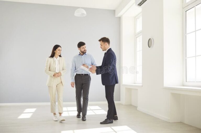 giovani coppie discutono mutuo casa insieme