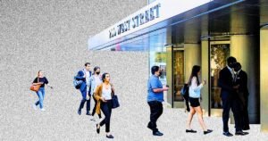 giovani laureati felici davanti a banca moderna