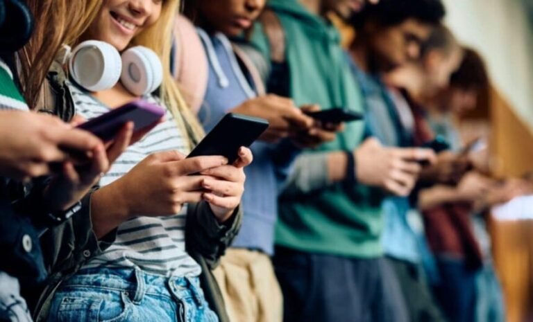 Quali Offerte di Lavoro Sono Disponibili con una Laurea in Economia 2 giovani laureati in economia in colloquio lavoro