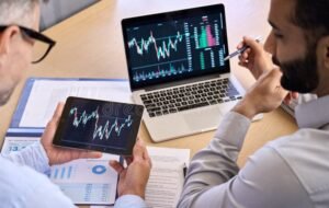 grafico azionario con investitori che discutono