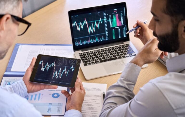 grafico azionario con investitori che discutono
