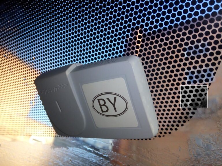 immagine di telepass su cruscotto auto urbana