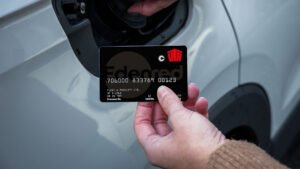 immagine di una mano con carta carburante ip