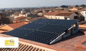 impianto solare su tetto in citta piccola