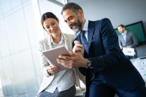 imprenditore che firma contratto con consulente