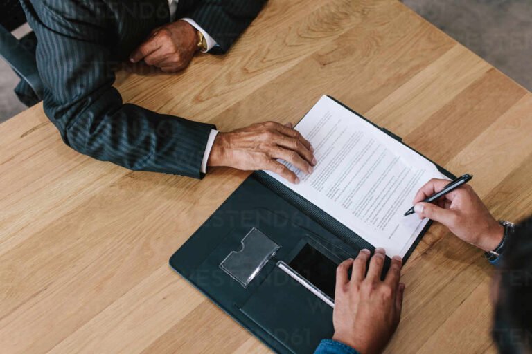 imprenditore che firma contratto in ufficio
