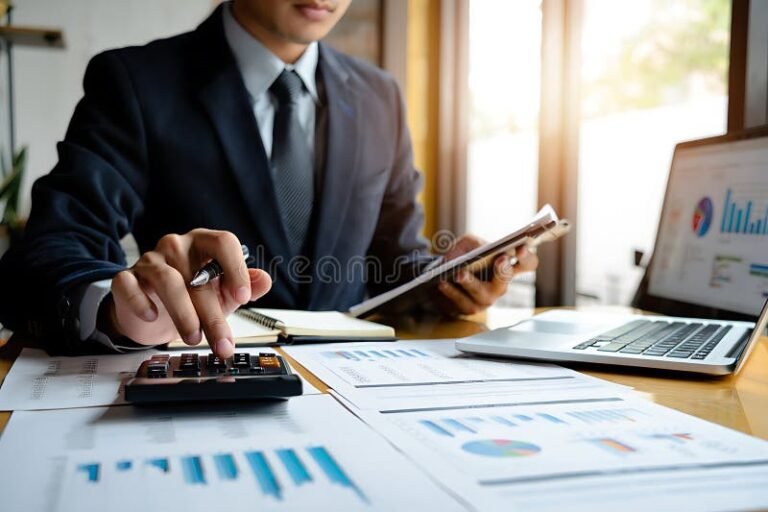 imprenditore che usa laptop e documenti finanziari