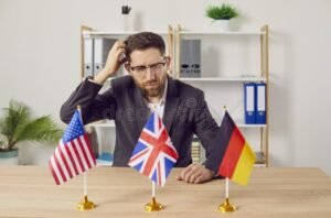 imprenditore felice con documenti e bandiera europea