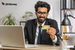 imprenditore felice con tessera club smart