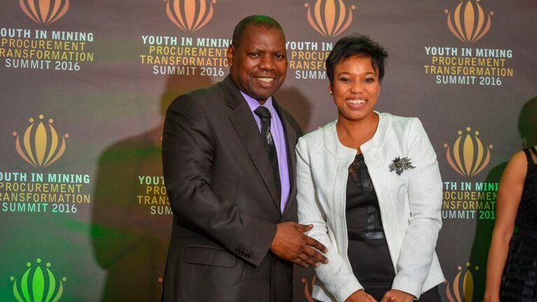 imprenditore sorridente che riceve supporto professionale