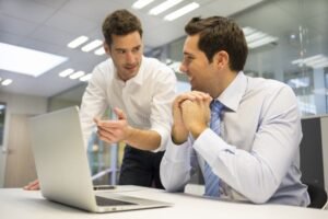 imprenditori che pianificano progetto insieme