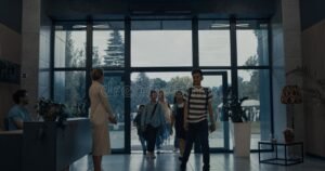 ingresso moderno scuola con studenti sorridenti