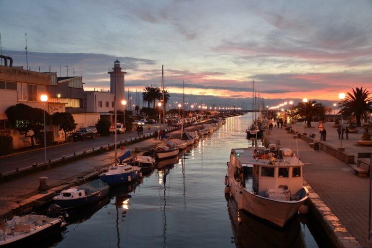 lungomare di viareggio con mare e barche