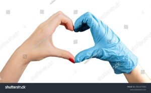 mani che formano un cuore in segno di gratitudine