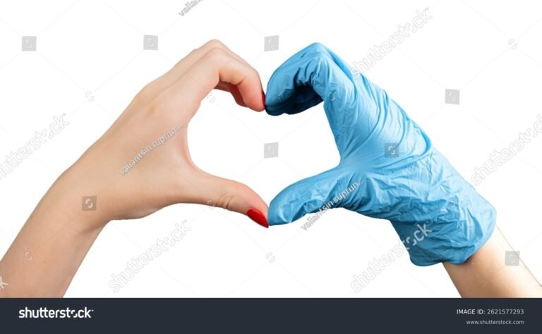 mani che formano un cuore in segno di gratitudine