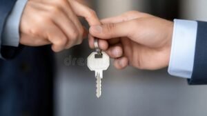 mani che passano una chiave a unaltra persona