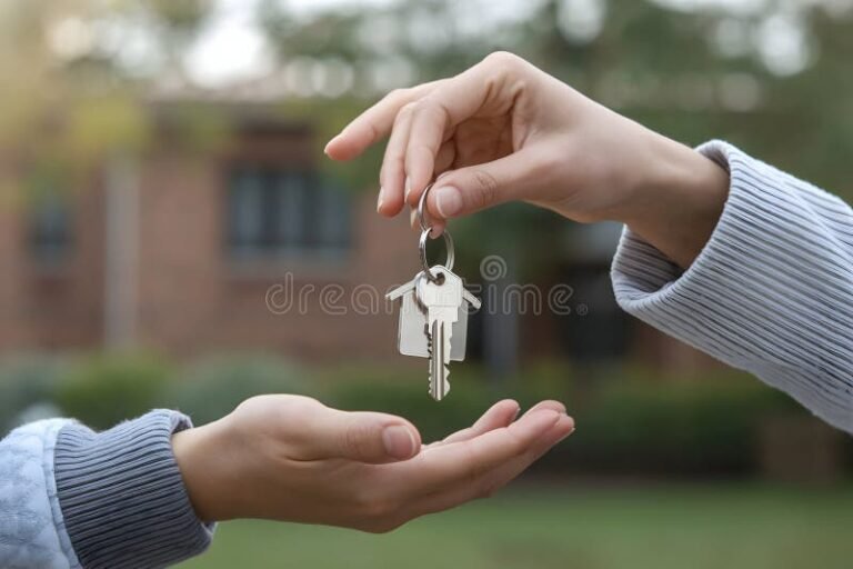 Cosa Significa Surroga Del Mutuo E Come Può Conviene 4 mani che scambiano chiavi di casa